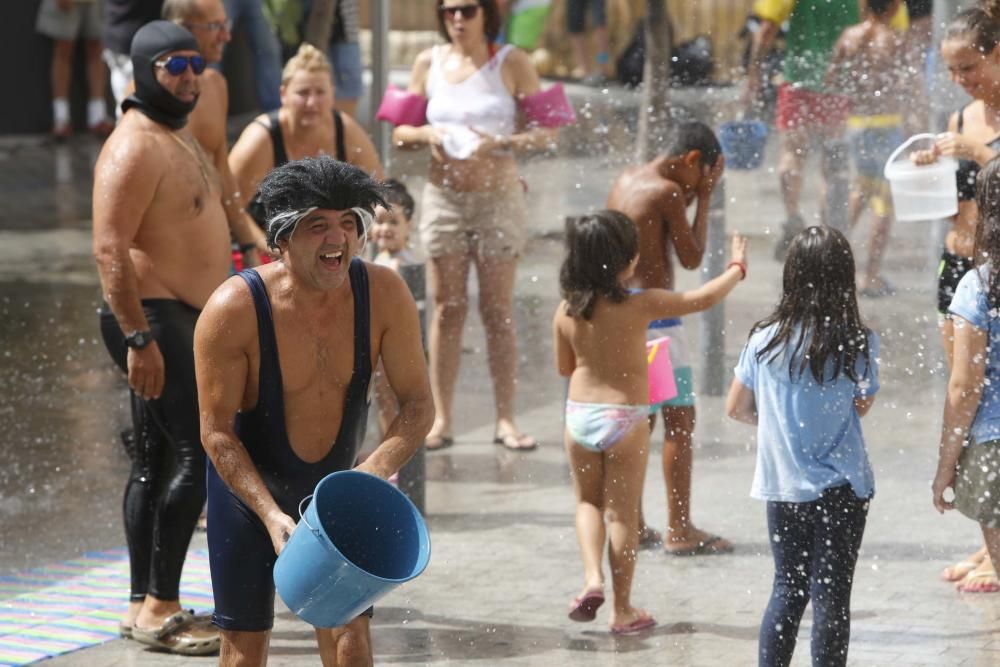 Un centenar de personas participan en la poalà, que se celebra en la plaza del Puente, en el Casco Antiguo de Alicante