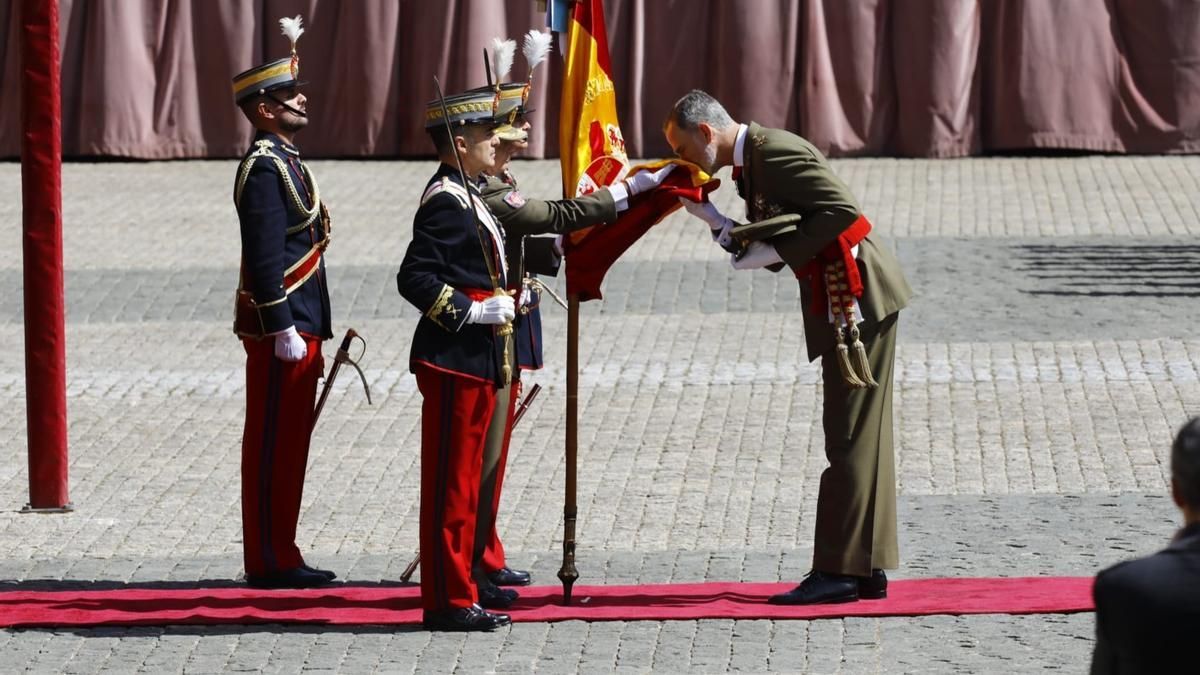 Felipe VI, en el momento de jurar bandera, este sábado.