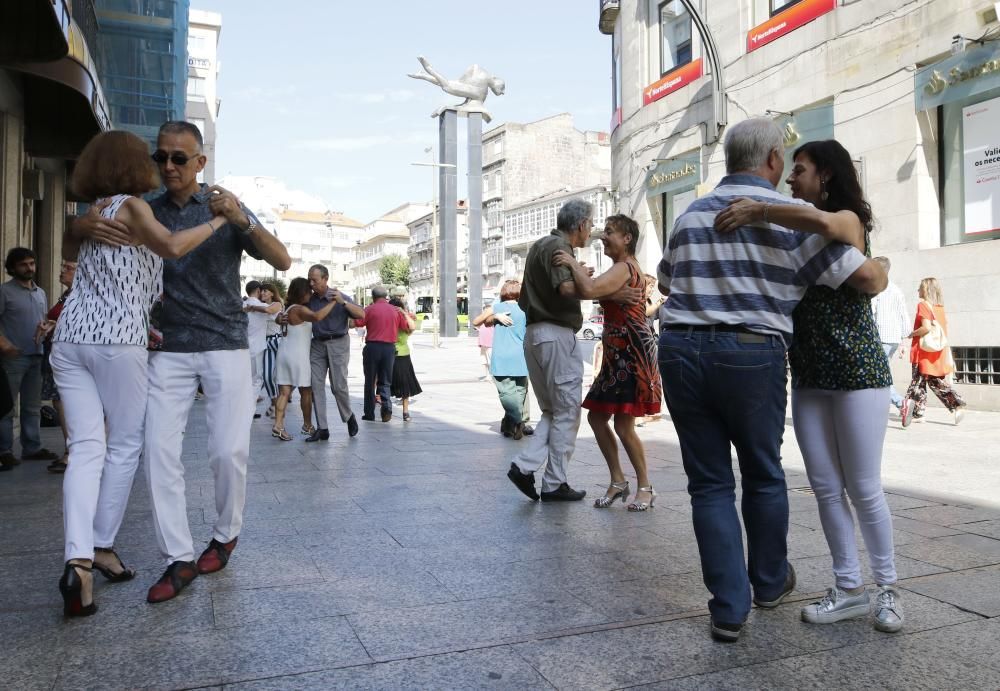 La calle Príncipe acoge el X Encuentro de Tango de Galicia en el que participaron 150 bailarines.