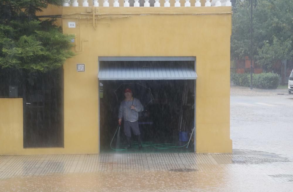 Consecuencias de la tromba de agua caída en Alzira esta pasada madrugada y esta mañana.