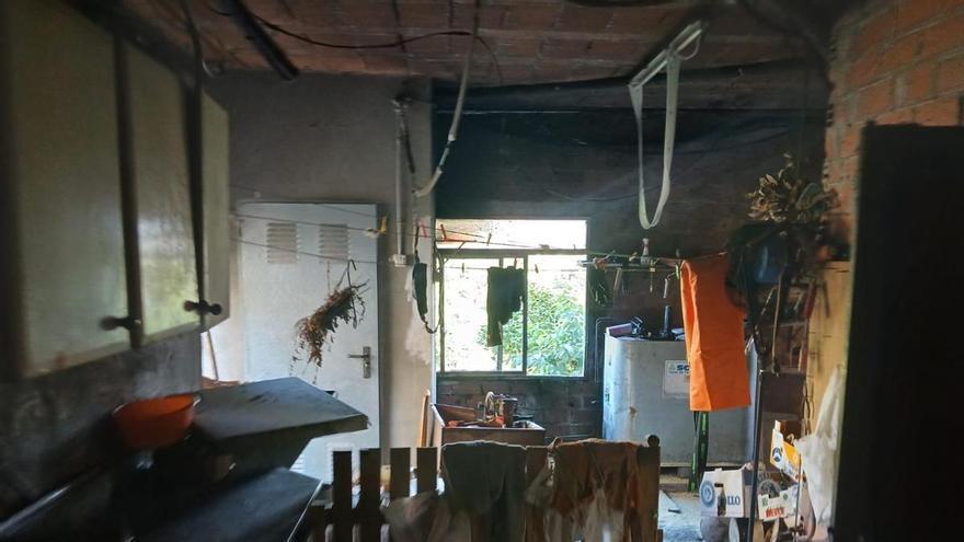 El parque de bomberos suma su segundo día cerrado y tiene que venir una dotación de O Porriño a un incendio al lado de la base de O Morrazo