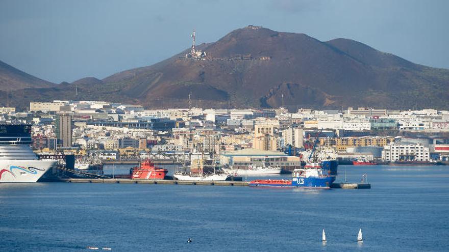 Barcos en la prolongación del muelle de poniente de Santa Catalina, que permitirá atracar cruceros de mayor tamaño en el Puerto.