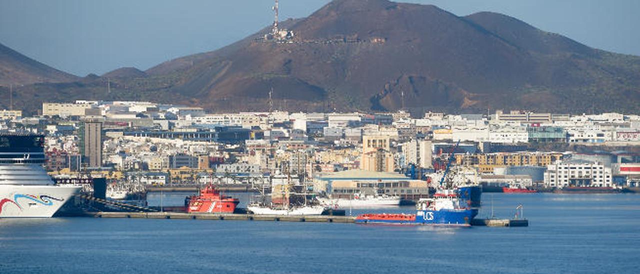 Barcos en la prolongación del muelle de poniente de Santa Catalina, que permitirá atracar cruceros de mayor tamaño en el Puerto.