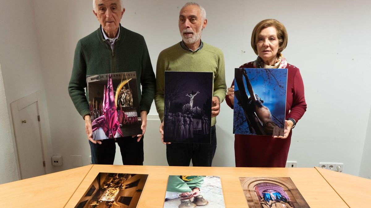 Desde la izquierda, Luis Pablos muestra el tercero premio, Antonio Martín el segundo e Isabel García la fotografía ganadora. En la mesa los trabajos que han logrado menciones. | J.L.F.