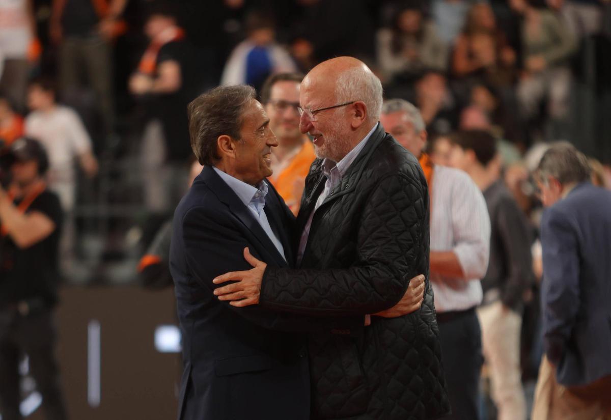 Juan Roig saludó a Luis Casimiro tras el partido
