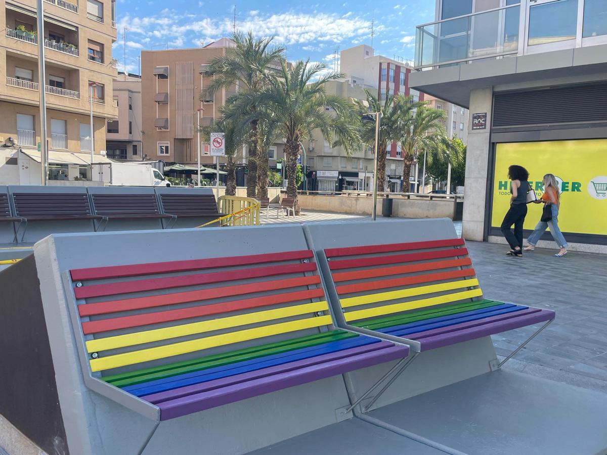 Banco recién renovado en la plaza del Centro de Cogresos de Elche