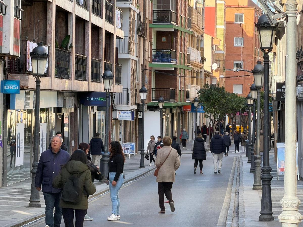 Vecinos paseando por la calle Mayor de Paterna