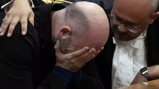 Quince años después y entre lágrimas, Roberto Saviano logra la condena de los dos mafiosos que lo amenazaron de muerte