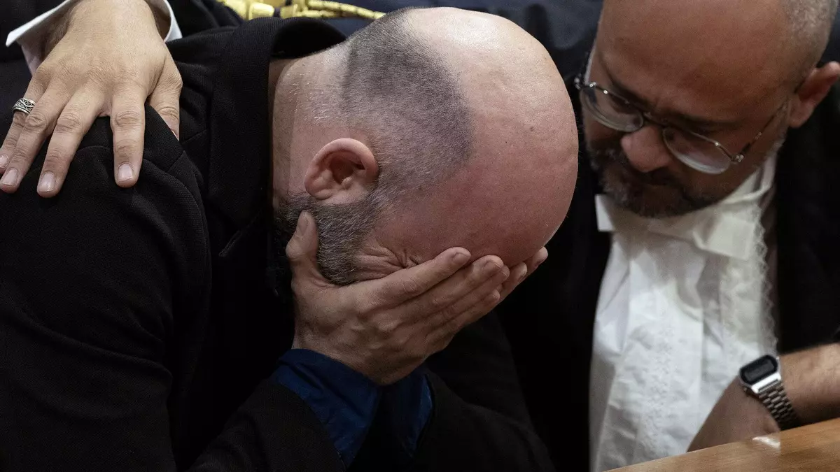 Quince años después y entre lágrimas, Roberto Saviano logra la condena de los dos mafiosos que lo amenazaron de muerte