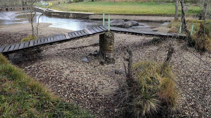 Bajo nivel del agua en la playa fluvial de Vilatuxe, en Lalín. // Bernabé/Javier Lalín