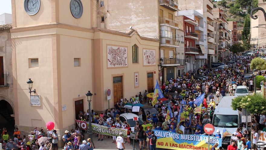 Miles de personas se manifiestan en Yecla contra un proyecto de macrogranja de cerdos