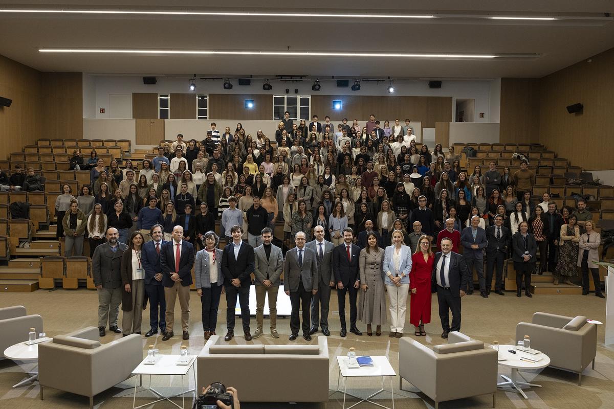 Antiguos alumnos y profesores de la Universidad CEU en el acto de presentación del Plan de Excelencia