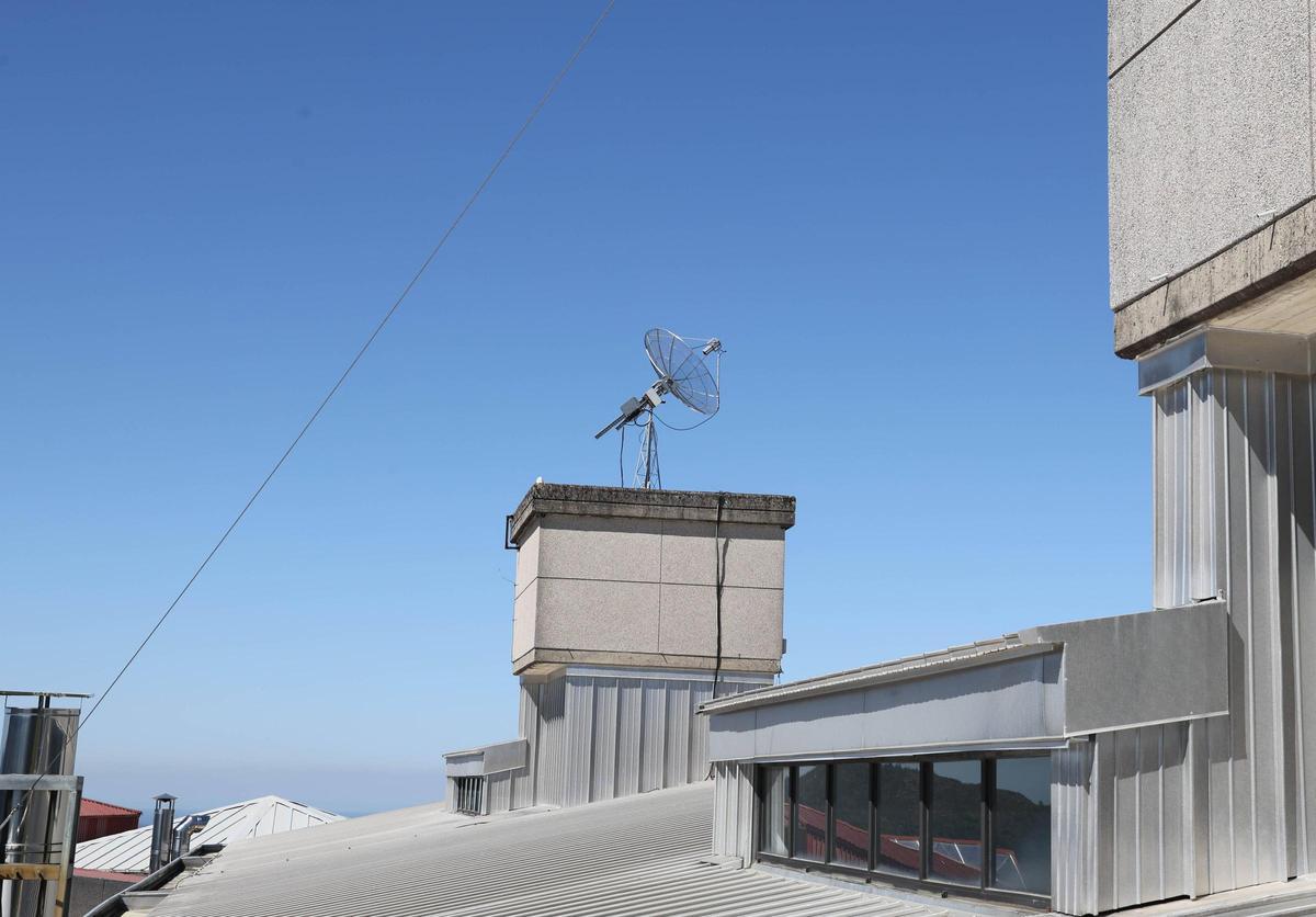 La antena que recibe la señal de Orión está instalada en la cubierta de la Escuela de Telecomunicaciones.