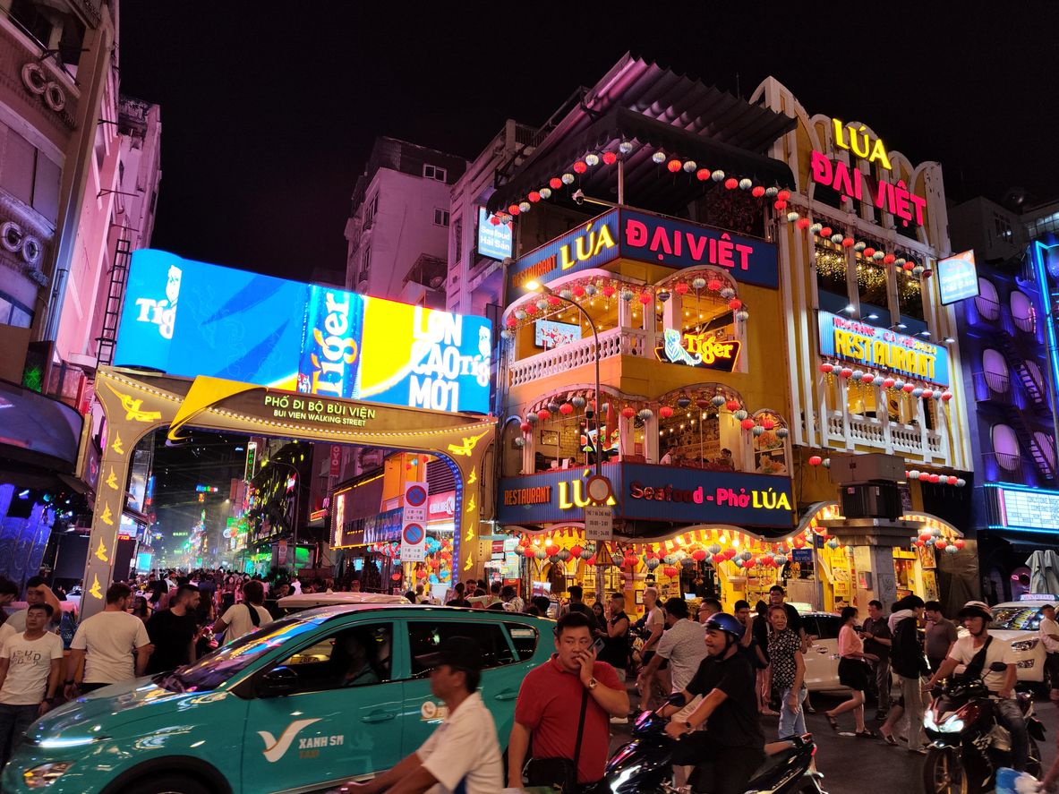 La multitud se amontona en la calle peatonal de Bui Vien