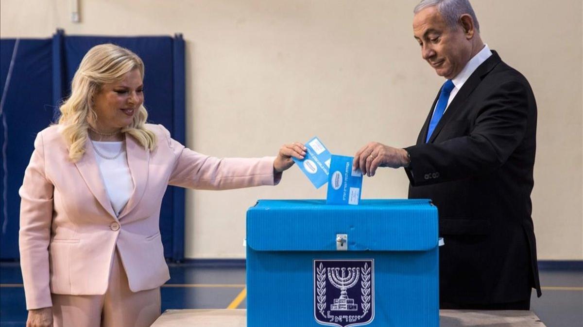Binyamin Netanyahu y su esposa, Sara, depositan su voto en un colegio electoral de Jerusalén