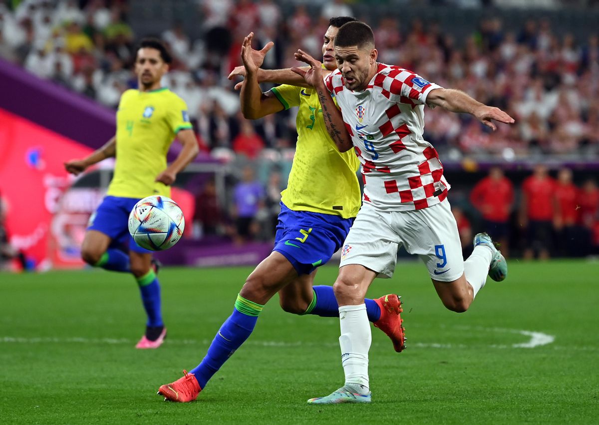 Doha (Qatar), 09/12/2022.- Andrej Kramaric (R) of Croatia in action against Thiago Silva of Brazil during the FIFA World Cup 2022 quarter final soccer match between Croatia and Brazil at Education City Stadium in Doha, Qatar, 09 December 2022. (Mundial de Fútbol, Brasil, Croacia, Catar) EFE/EPA/Neil Hall