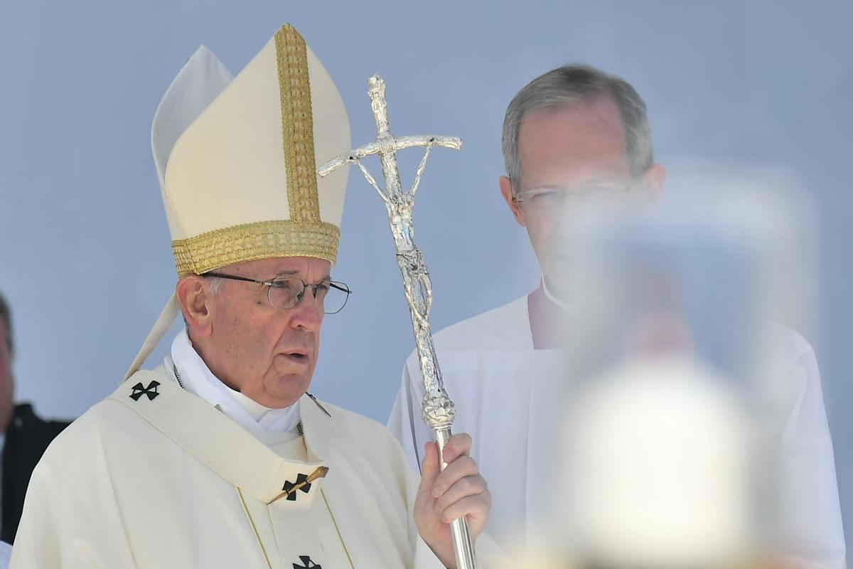 El papa Francisco celebra una misa durante un viaje oficial a Abu Dabi.