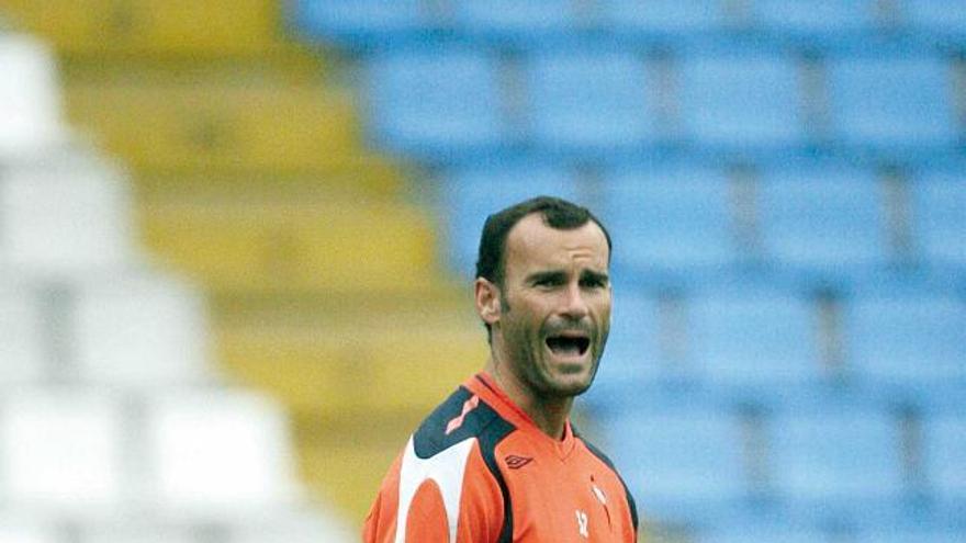 Julio Ortega da instrucciones en un entrenamiento.