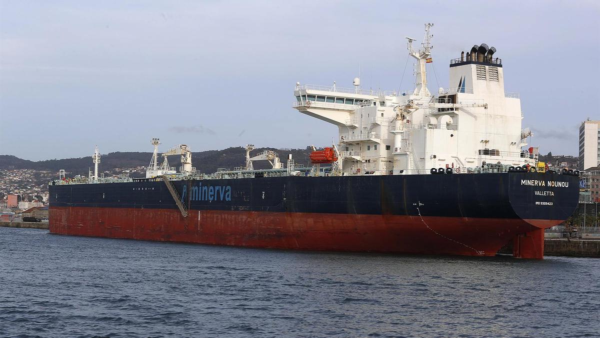 El petrolero averiado 'Minerva Nounou' atracado en el Puerto de Vigo, a 12 de marzo de 2023.