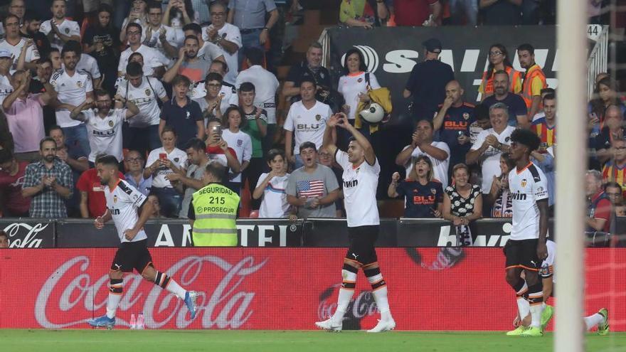 Maxi Gómez celebra con sus compañeros y los aficionados uno de sus dos goles.