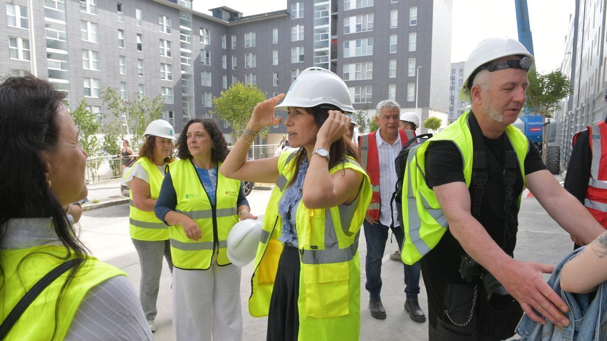 Visita de la conselleira de Vivenda a las obras de Xuxán.