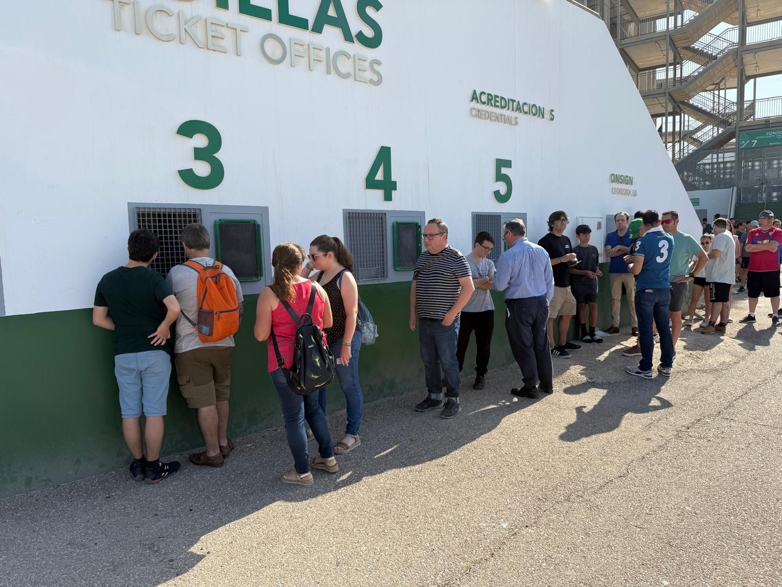 Los aficionados del Elche CF recogen las entradas en el estadio para el partido contra el Deportivo