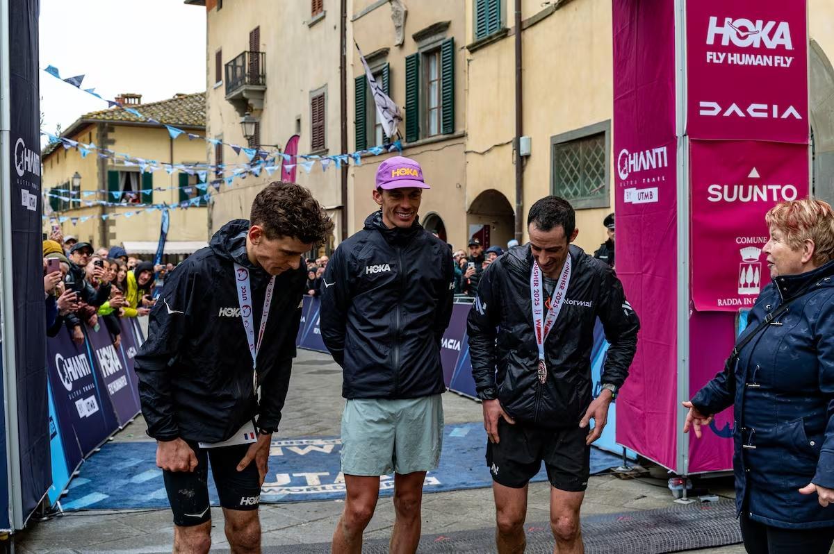 Vincent Bouillard, Jim Walmsley y Kilian Jornet, en la meta de Chianti by UTMB