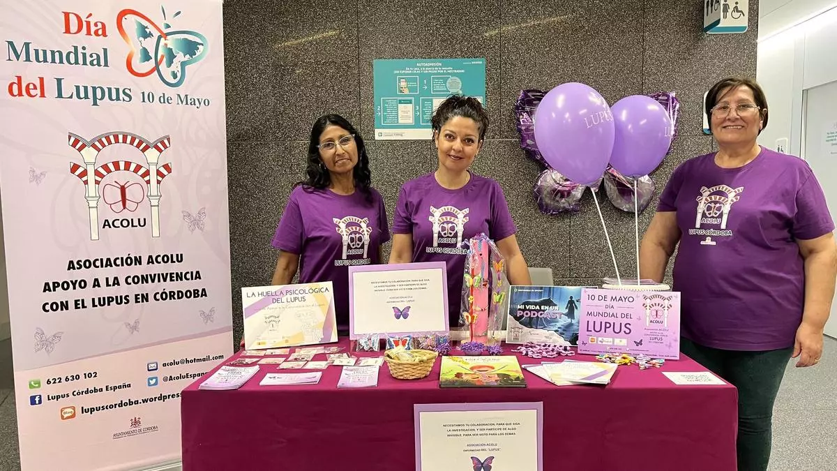 El hospital Quirónsalud Córdoba acoge una mesa informativa de Acolu con motivo del Día Mundial de Lupus