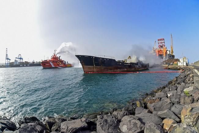 Incendio de un barco en el Muelle Reina Sofia