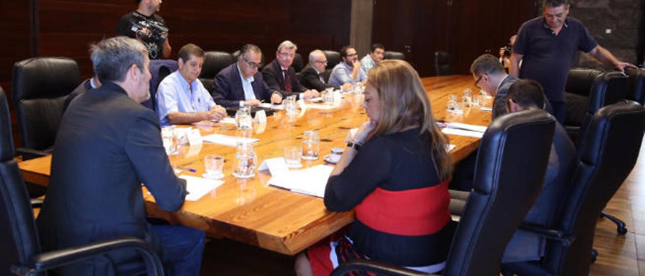 Un momento de la reunión de la Mesa de Concertación Social celebrada ayer en la sede de la Presidencia del Gobierno de Canarias en Santa Cruz de Tenerife.