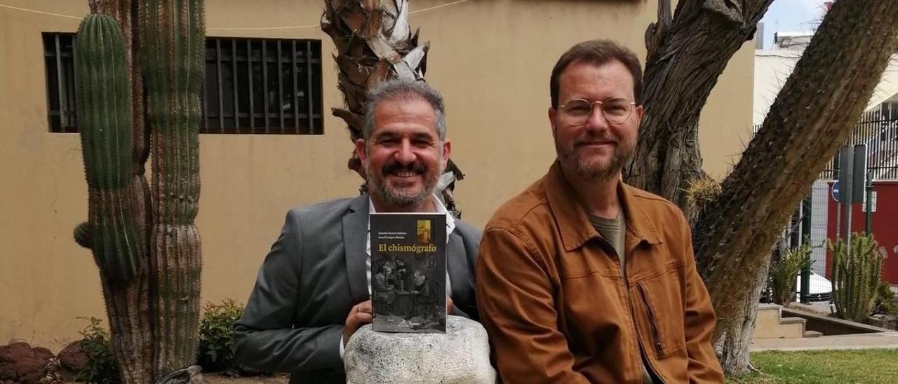 Antonio Becerra e Israel Campos con un ejemplar de ‘El chismógrafo’.