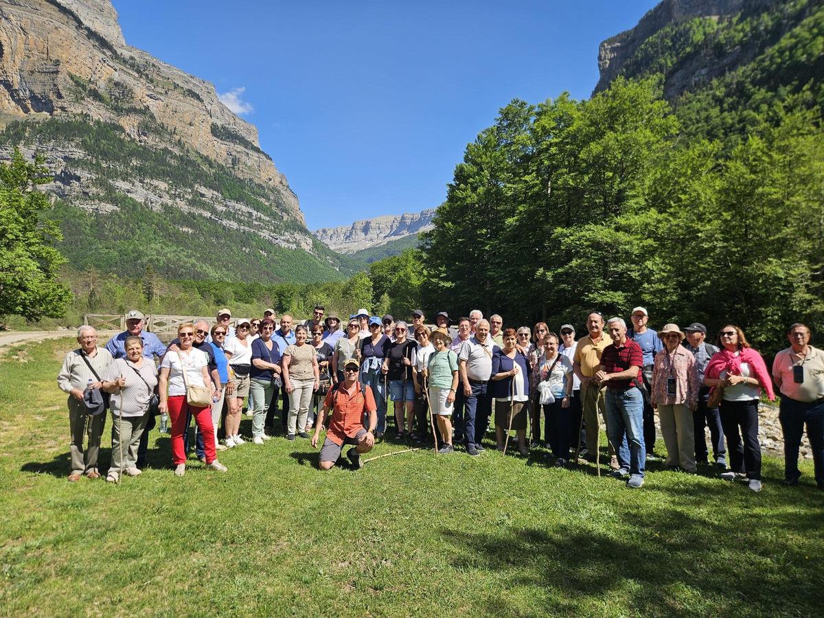 Foto de grupo de la visita al Pirineo Aragonés con Viajes Tambre, en la Pradera de Ordesa, durante una ruta de senderismo realizada en el Parque Nacional de Ordesa y Monte Perdido (Huesca).