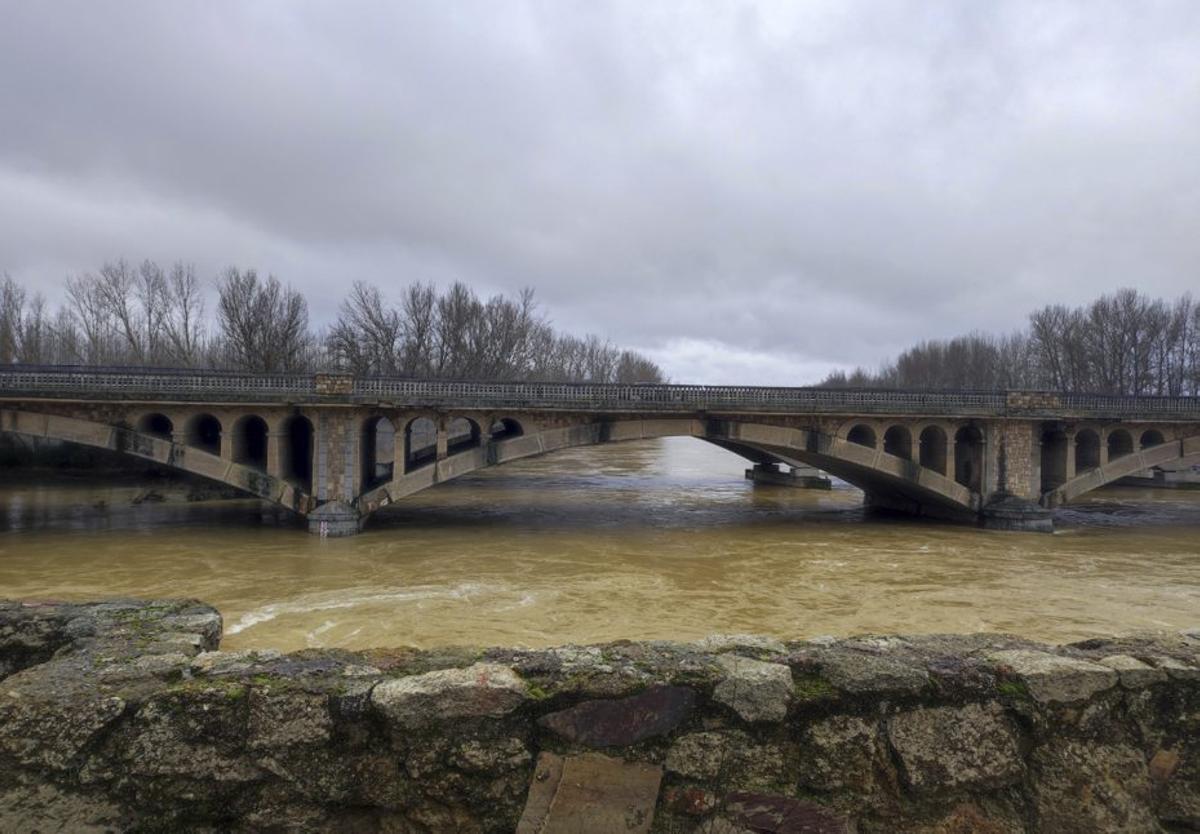 El Esla a su paso por el puente de piedra y el viaducto de la A-6. | J. A. G.