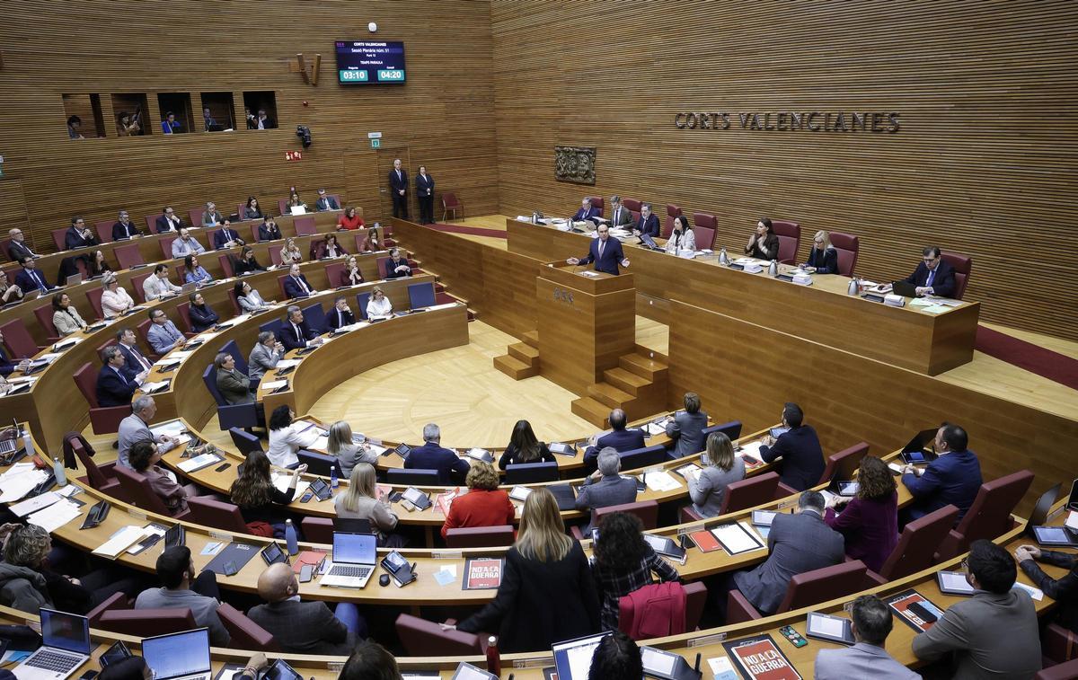 El president de la Generalitat Valenciana, Juanfran Pérez Llorca, interviene en el pleno de las Corts, este jueves.