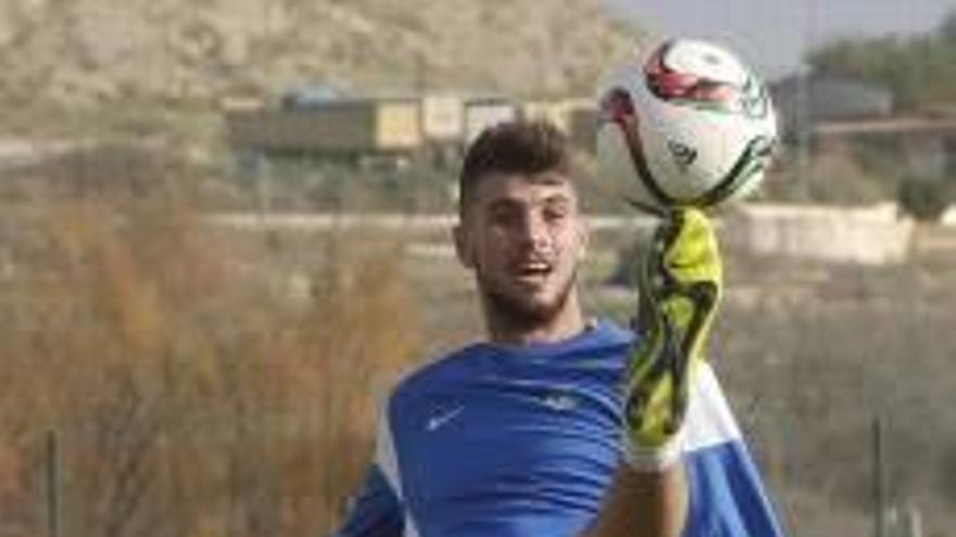 El mediocentro Vivi, en su primer entrenamiento con el Hércules.