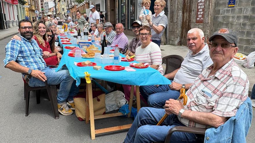 Tineo saca las mesas a la calle y reúne a 500 comensales: &quot;Sirve para hacer pueblo&quot;