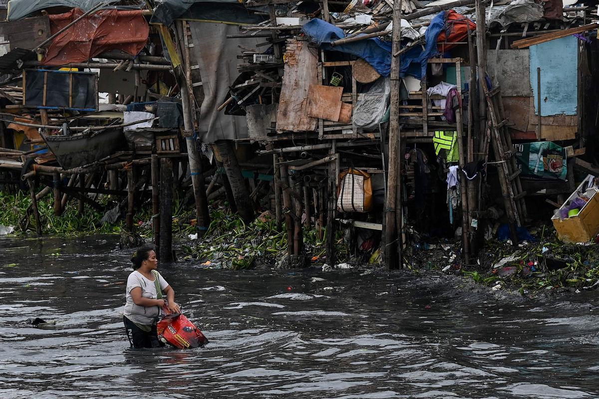 Un muerto y miles de desplazados tras el paso del tifón Doksuri por el norte de Filipinas