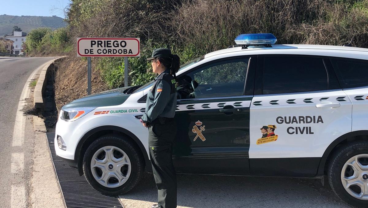 Agente de la Guardia Civil en la entrada a Priego de Córdoba.