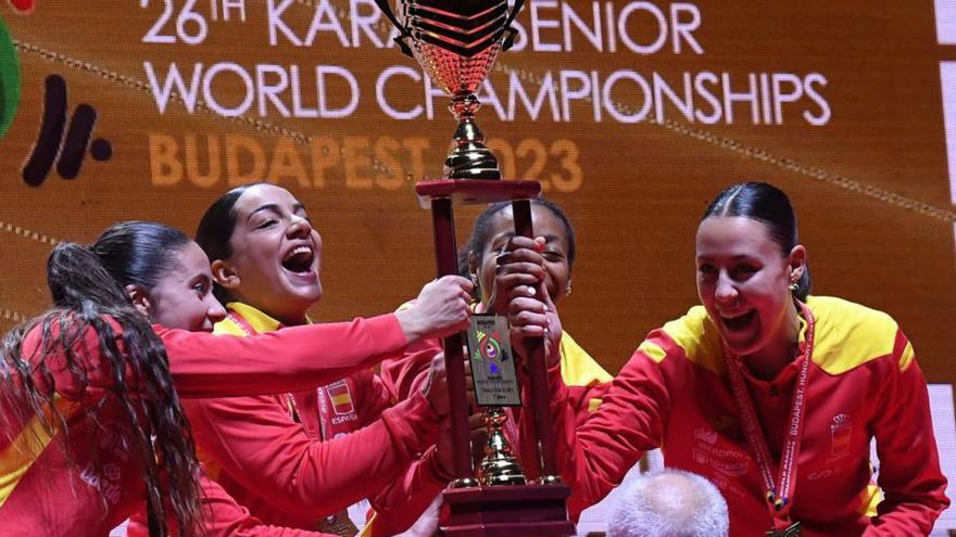 Por la izquierda, Carlota Fernandez, Maria Torres, Isabel Nieto y Adriana Gil tras ganar el Mundial de kumite. |