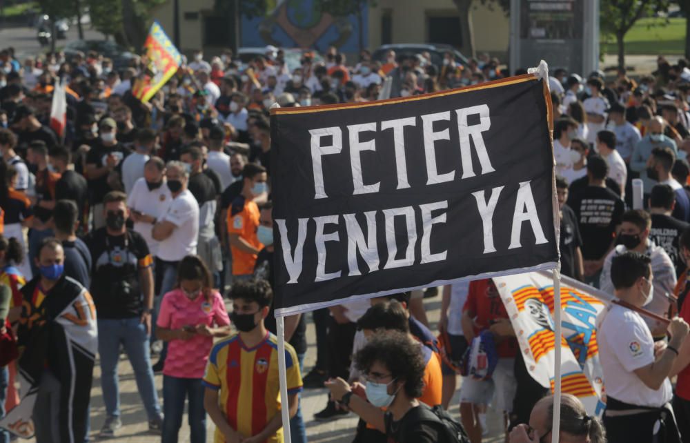 Manifestación de la Afición del Valencia contra Peter Lim