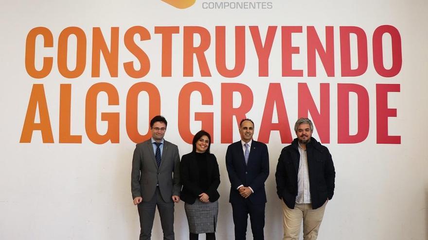 El rector de la UPCT, Alejandro Díaz, y el vicerrector de Innovación y Empresa de la UPCT, Alejandro Pérez, en su visita a PcComponentes, en Alhama de Murcia.