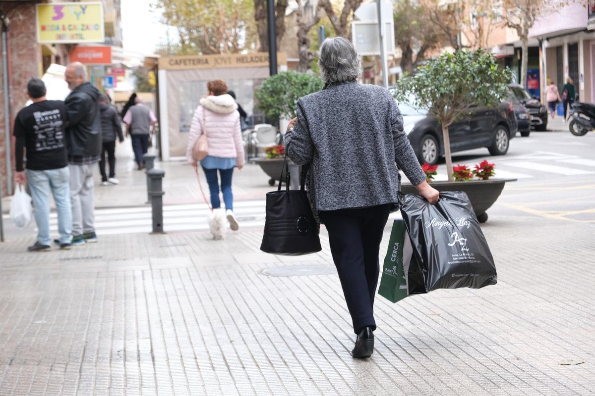 Una mujer con varias bolsas durante la campaña de bonos consumo de diciembre.