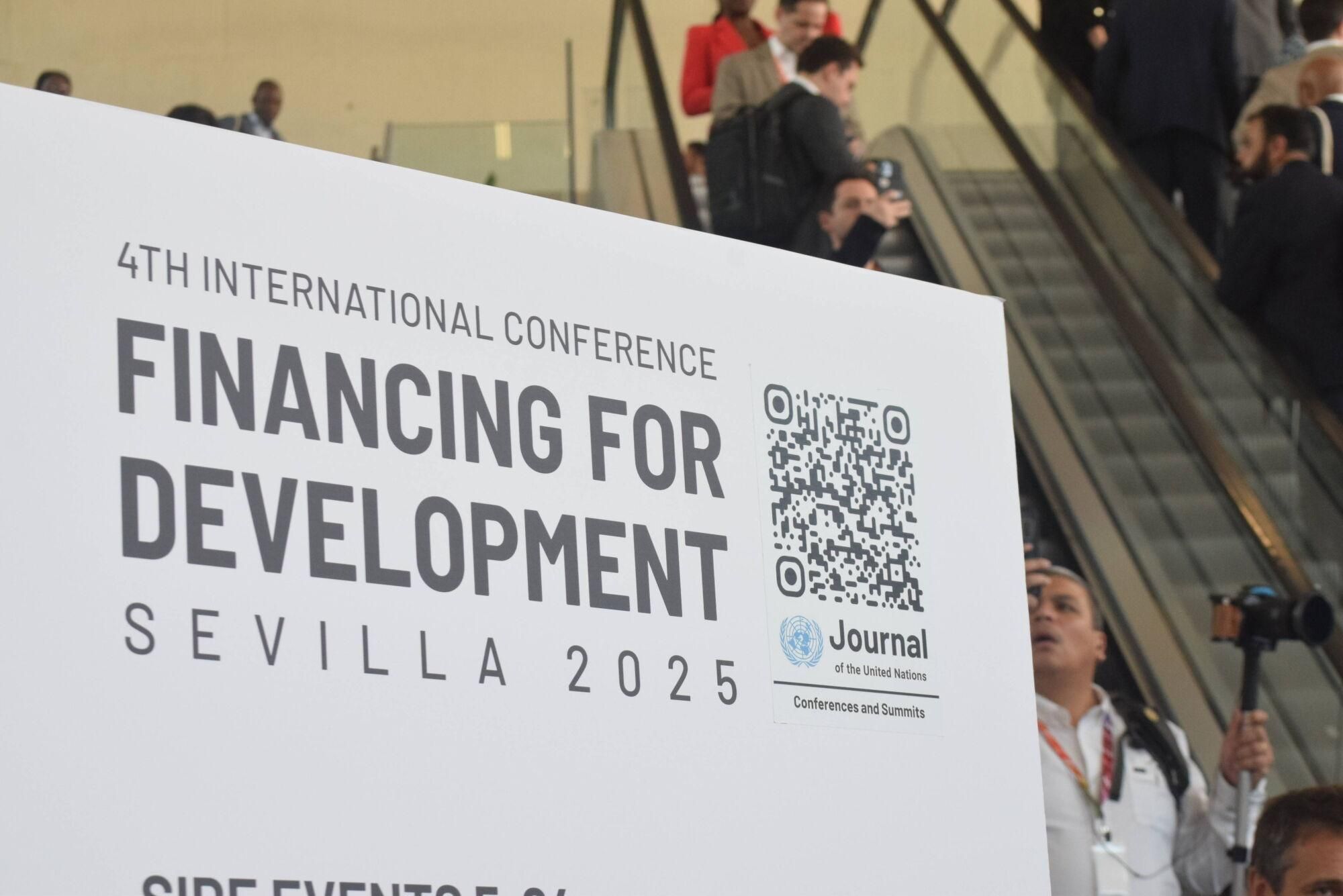 Asistentes a la IV Conferencia Internacional para la Financiación al Desarrollo de la ONU en el hall del Palacio de Congresos y Exposiciones Sevilla