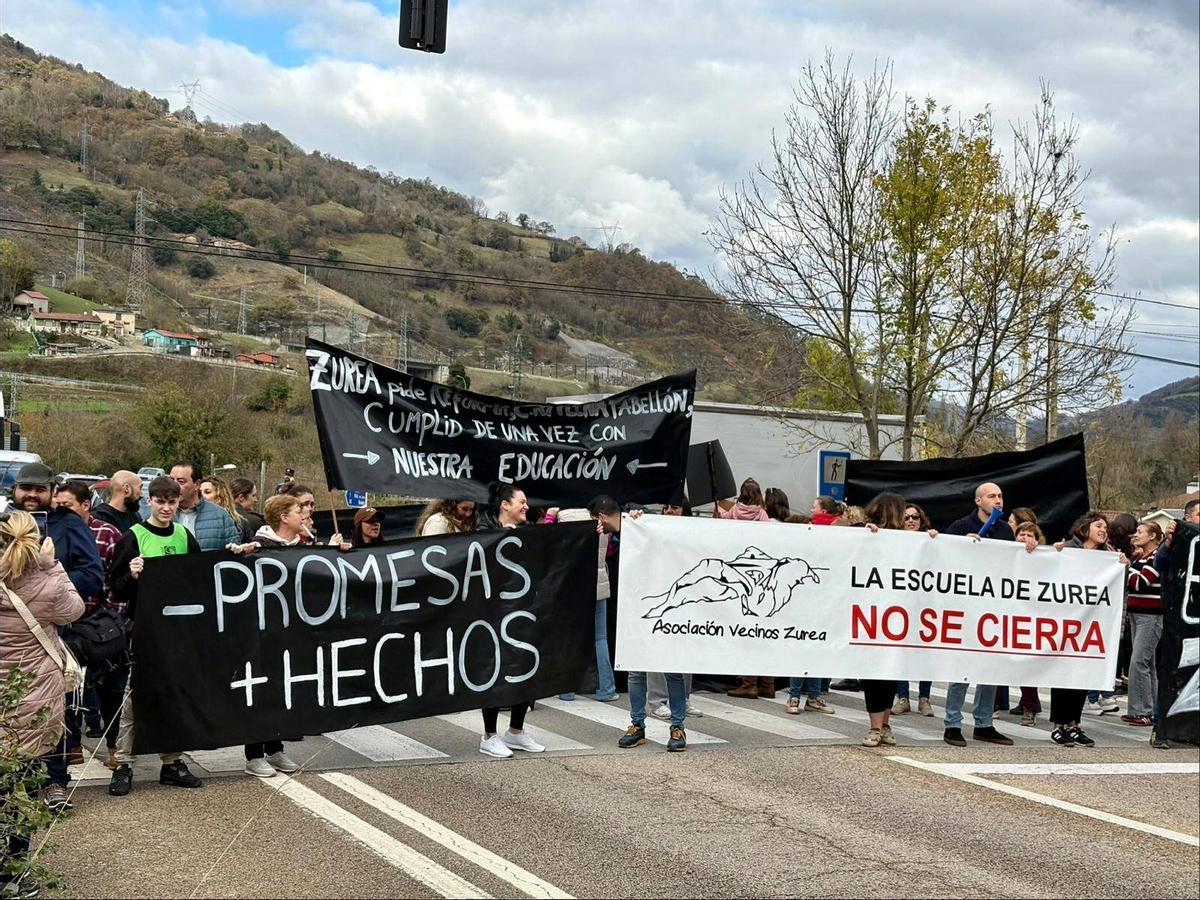 Una de las movilizaciones organizadas a finales del pasado año por las familias por el mal estado del colegio de Zurea.