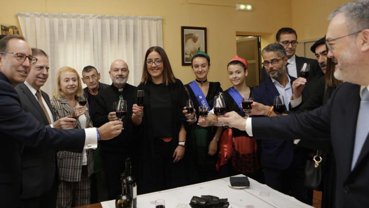 El Alcalde, segundo por la izquierda, brinda con su equipo, con las damas y reina de las fiestas y con el vicario José Julio Velasco, en el centro, junto a la edil Covadonga Díaz, ayer, en la sacristía de la iglesia de El Cristo. |