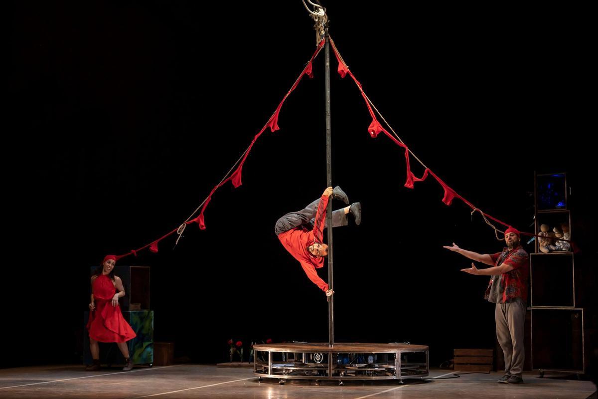 Puesta en escena de la actuación 'Anónima'.