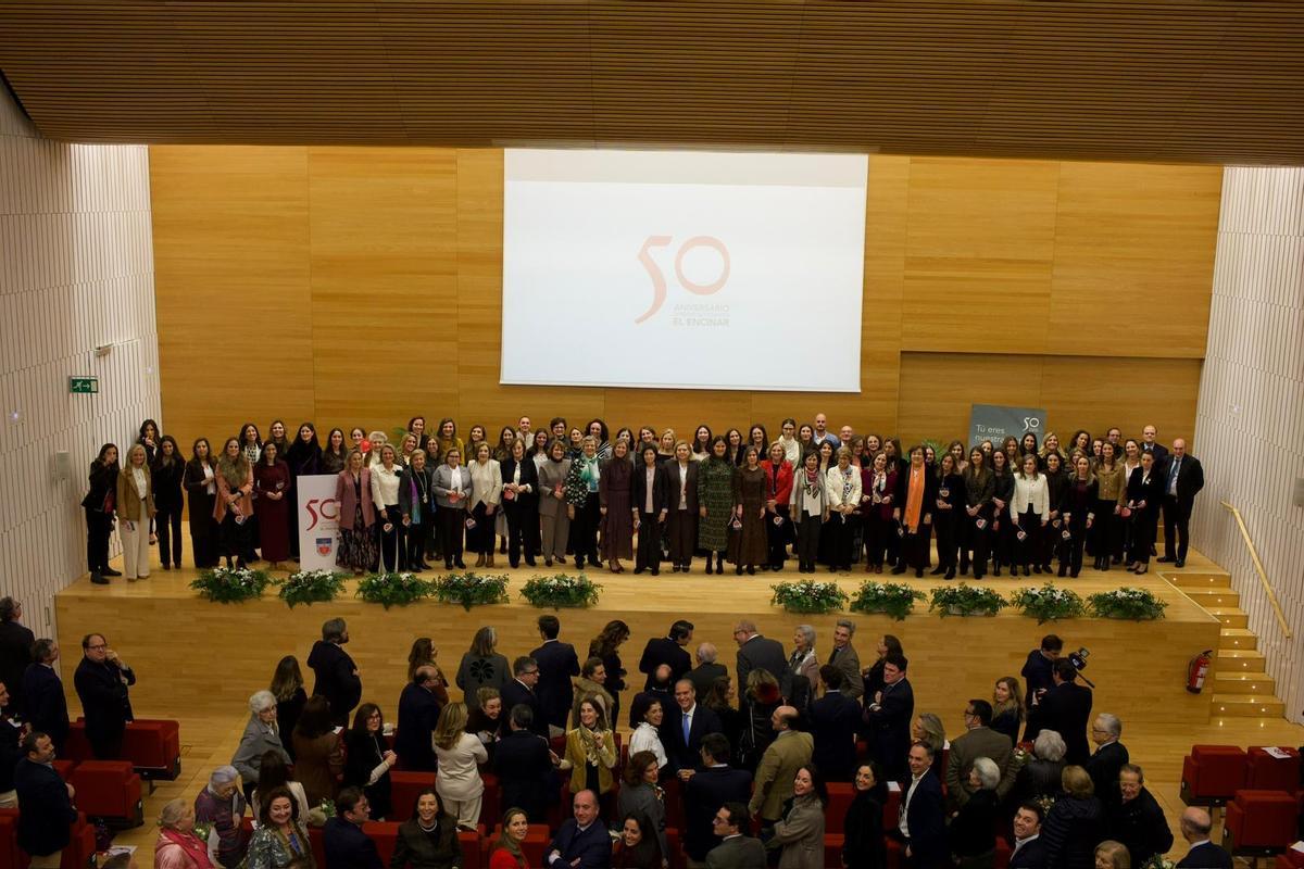 Momento final del acto del 50 aniversario de El Encinar.