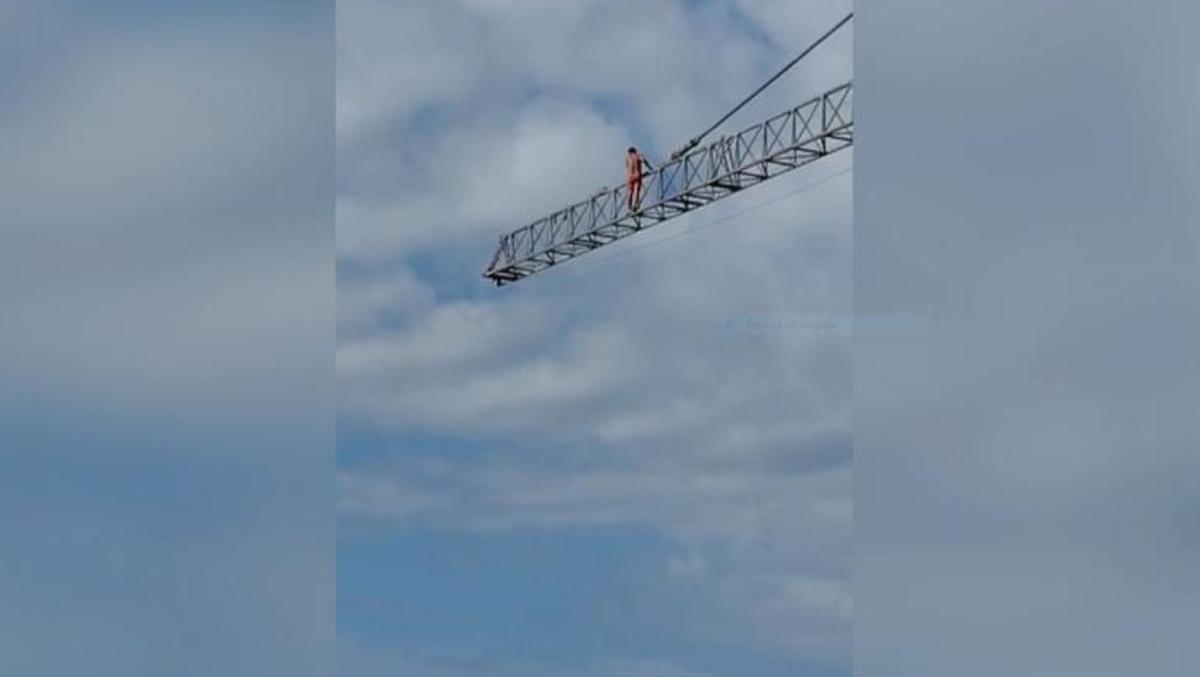 Un turista subido a una grúa de grandes dimensiones genera momentos de alarma en Ibiza