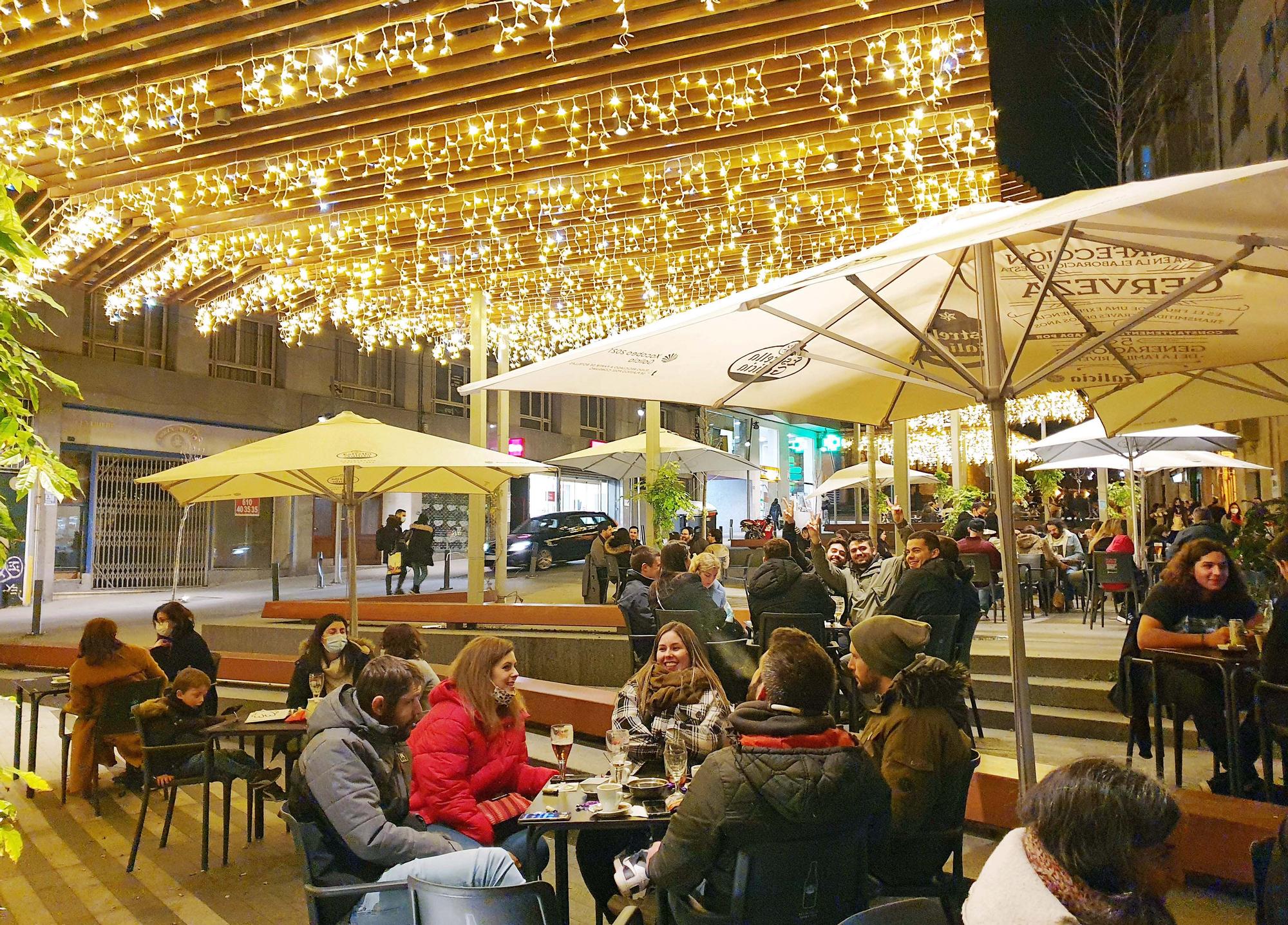 Aspecto de la plaza de la Ronda de don Bosco el pasado fin de semana, con las luces navideñas alumbrando las terrazas.   MARTA G. BREA (3).jpg