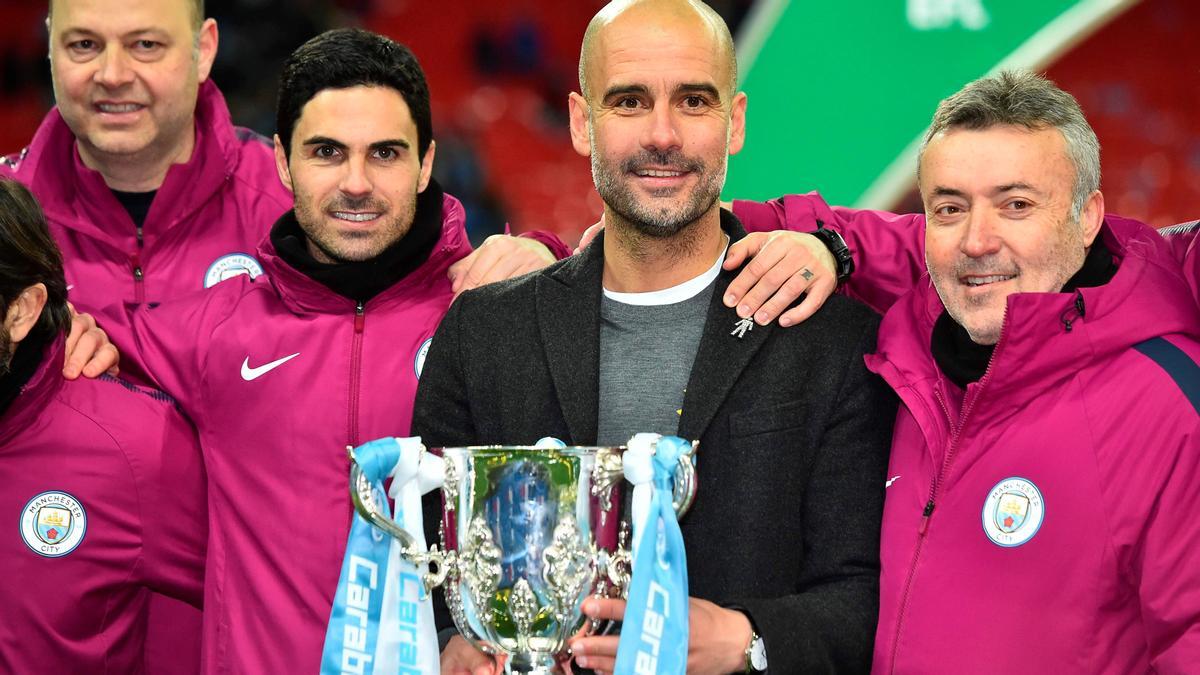 Borrell, Arteta, Guardiola y Torrent, tras la conquista de la Copa de la Liga con el City en 2018.